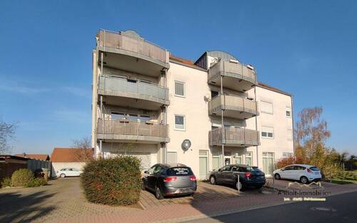 Hausansicht vorn - 4 Zimmer Etagenwohnung zur Miete in Bitterfeld