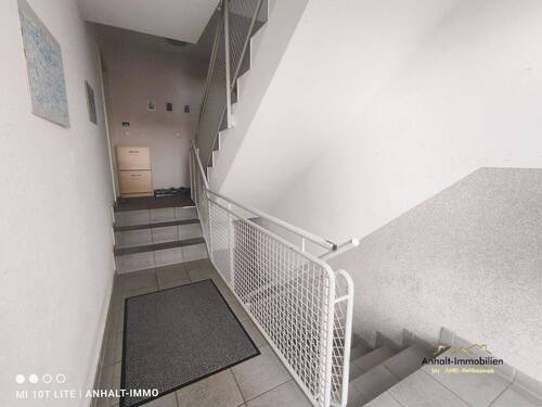 Hausflur - 4 Zimmer Etagenwohnung in Bitterfeld