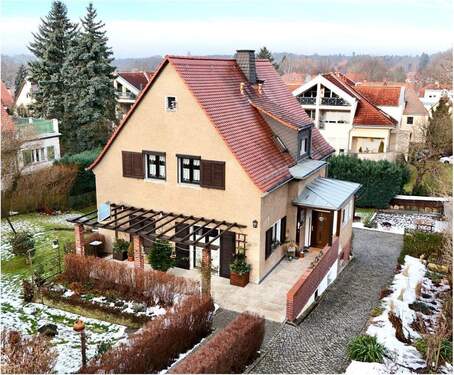 vordere Hausansicht - Gepflegtes Einfamilienhaus mit über 1.000 m² Grundstück im begehrten Dresden-Bühlau!