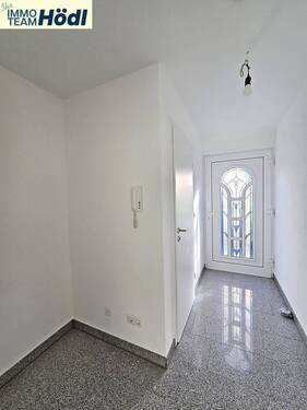 Eingangsbereich/Flur - 5 Zimmer Reihenendhaus zur Miete in Reutlingen