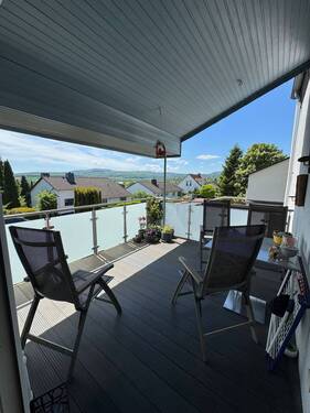 herrlicher Fernblick vom Balkon im 1. OG über das schöne Ahnatal - Einfamilienhaus mit 227,00 m&sup2; in Ahnatal zum Kaufen