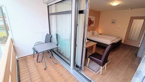 Balkon mit Blick in die Wohnung - 