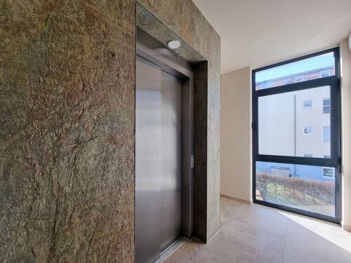 Treppenhaus mit Aufzug - 