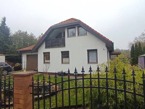 Vorderansicht - Charmantes Domizil: Haus mit Pool und malerischer Teichlandschaft