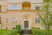 Hausansicht - Gut geschnittene, frisch renovierte 2-Zimmer-EG-Wohnung in begehrter Lage