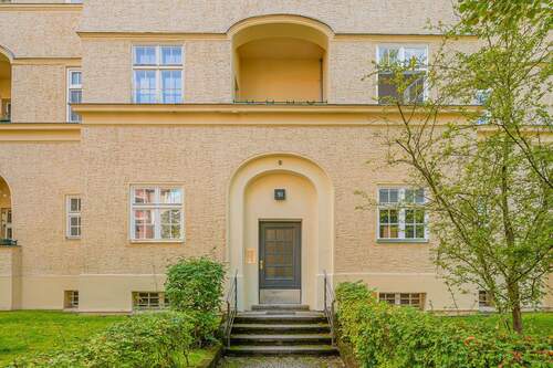 Hausansicht - Gut geschnittene, frisch renovierte 2-Zimmer-EG-Wohnung in begehrter Lage