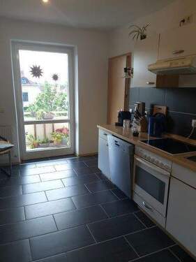 Küche vom Flur aus Petrinistraße - 3 Zimmer Etagenwohnung in Würzburg