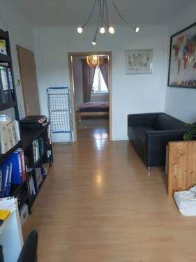 Blick vom Durchgangszimmer ins Schlafzimmer - 