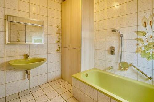 Tageslichtbadezimmer im Eingangsbereich - 4 Zimmer Doppelhaushälfte in Bochum