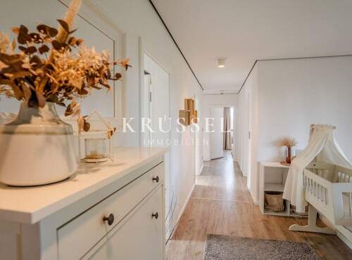 Heller, modern gestalteter Flurbereich mit klarer Linienführung und freundlicher Atmosphäre - 