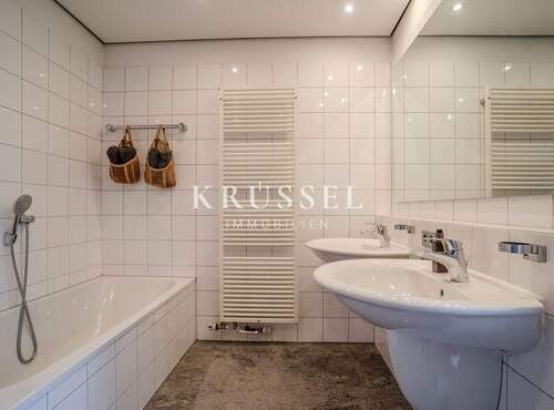 ...mit sowohl Dusche als auch Badewanne - 