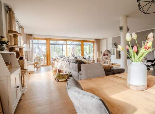 Das lichtdurchflutete und gemütliche Wohn- und Esszimmer... - 