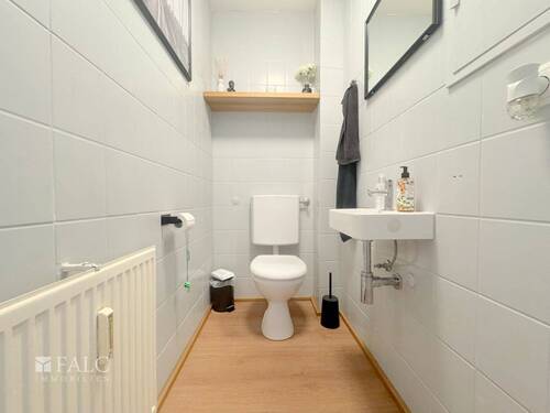 Gäste-WC - 1 Zimmer Mehrfamilienhaus, Wohnhaus in Wesseling