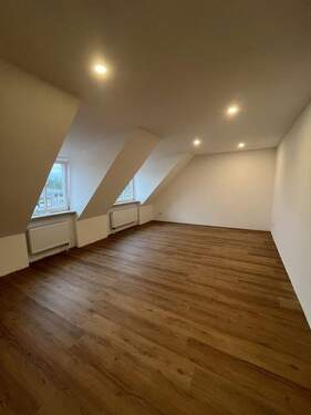Wohnzimmer - Neu Sanierte 3 Zimmerwohnung in Eichenau zu vermieten
