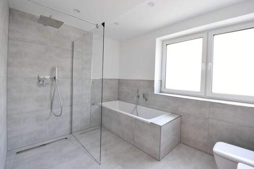 Bad mit Dusche und Wanne - 3 Zimmer Etagenwohnung zum Kaufen in Limburgerhof