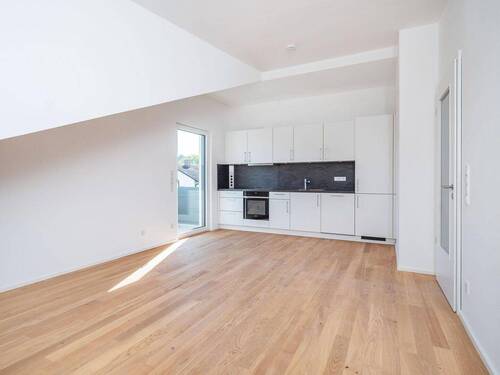 Wohnraum mit EBK - Bezugsfertig: Neubau-DG-Wohnung mit Balkon + EBK in Parsdorf bei München 