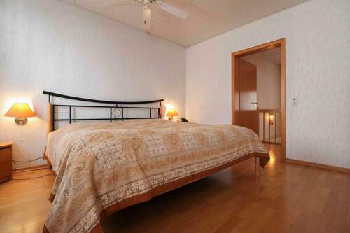 Schlafzimmer 1.OG - 6 Zimmer Einfamilienhaus zum Kaufen in Frankfurt am Main