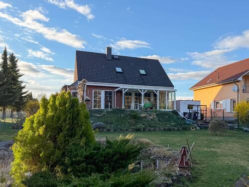 Titelbild - Freistehendes Einfamilienhaus mit idyllischem Grundstück und vielseitigem Untergeschoss