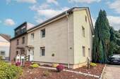 1_Ansicht - Zweifamilienhaus mit Top-Ausstattung und Gartenoase in Waldrandlage zur flexiblen Nutzung