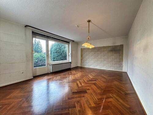 Wohnzimmer - 7 Zimmer Einfamilienhaus zum Kaufen in Kassel