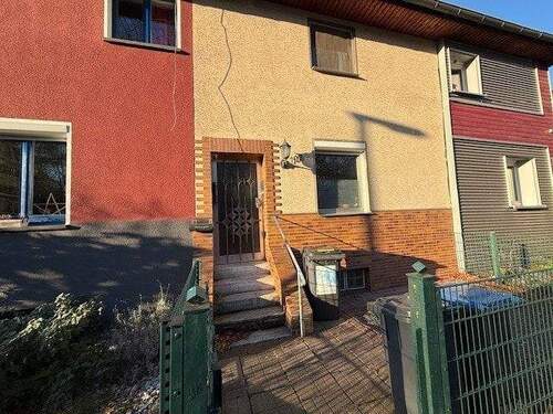 Eingang - Hier wartet ein neuer Anfang! Wer erweckt dieses Haus zu neuem Leben?