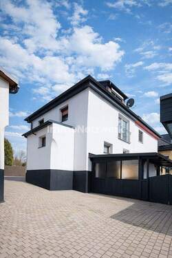 Ansicht Gebäude seitlich hinten - ***Willkommen in Ihrem neuen Zuhause - Familienidylle in Top-Lage von Wunsiedel***