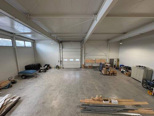 Sektionaltor für Anlieferung - Halle in Burgthann zur Miete