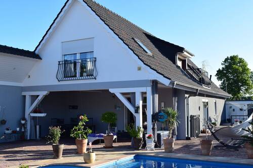 Rückseite mit Terrasse - 