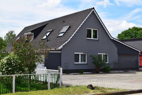 Haus - Großzügiges Einfamilienhaus auf zwei Ebenen mit Außenpool in Markendorf