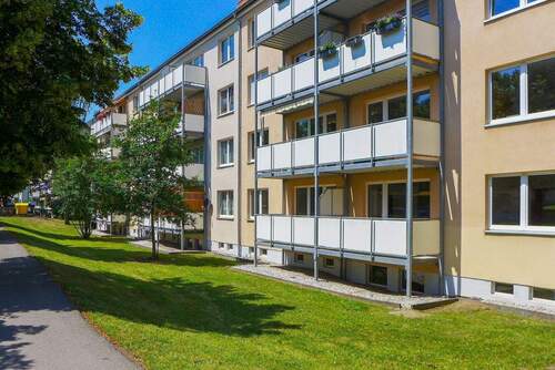 Hausansicht_Balkonseite bearbeitet - Erstbezug nach Renovierung +++ 3-Zimmer-Wohnung mit Balkon 1. OG