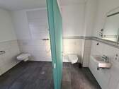 Bad mit vorgelagertem Gäste WC - 