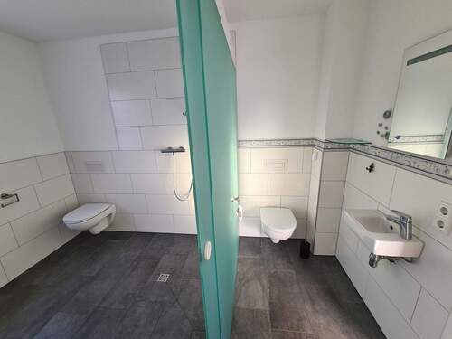 Bad mit vorgelagertem Gäste WC - 