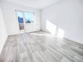 Wohn- und Schlafzimmer - KLEIN & FEIN: Lichtdurchflutete 1-Zimmer Wohnung mit modernem Bad und Balkon!