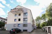 Außenansicht - 2-Zimmer-Wohnung im Dachgeschoss mit Balkon und Stellplatz