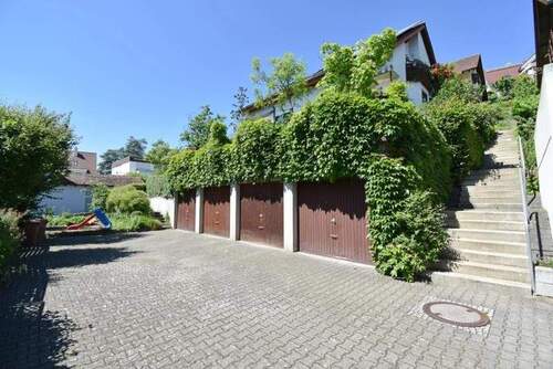 Garagen und Aufgang - 