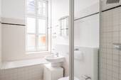 Bad mit Wanne und Dusche - 