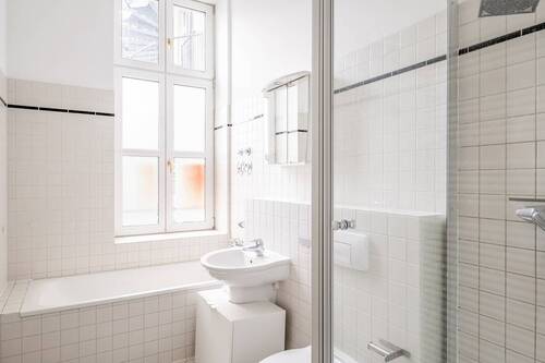 Bad mit Wanne und Dusche - 