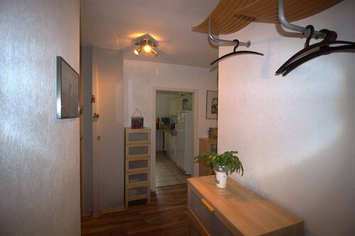 Flur mit Blick in die Küche im Keller - 