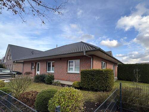 Seitenansicht - ANFRAGESTOP! Gepflegter Bungalow mit Garten und Garage in Siedlungslage