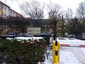Parkplatz mit Schranke im Winter.jpg - 