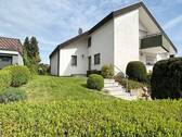 Hausansicht - Lorch: Attraktives, geräumiges 2-Fam.-Haus mit 'Einliegerbereich' und 2 Garagen in Höhenlage