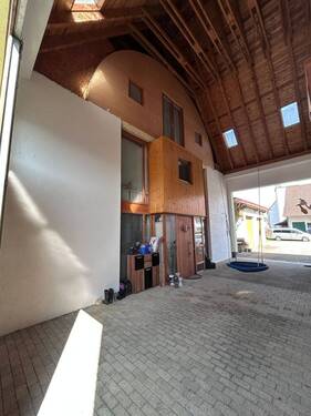 Durchfahrt, Wohnungseingang re - 1 Zimmer Einfamilienhaus in Buchheim