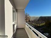 Balkonblick - Frisch sanierte Dreiraumwohnung und 2 Monate warmmietfrei!*