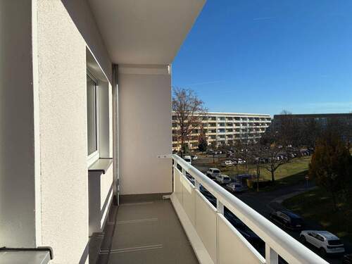 Balkonblick - Frisch sanierte Dreiraumwohnung und 2 Monate warmmietfrei!*