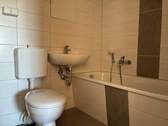 gefliestes Bad mit Wanne - 3 Zimmer Etagenwohnung in Görlitz