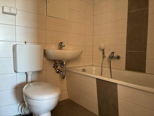 gefliestes Bad mit Wanne - 3 Zimmer Etagenwohnung in Görlitz