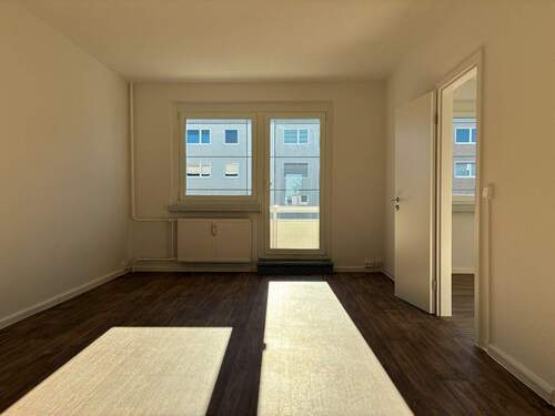 Wohnzimmer mit Balkon - 