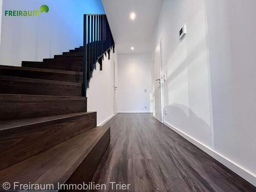 Bild 1 - TR.-City: Kernsanierte 3 ZKB Altbau Maisonettwohnung, Komfortausstattung, Balkon mit Domblick!