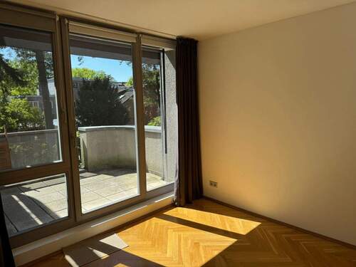 Schlafzimmer mit direktem Zugang zum Balkon - 