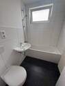 neues, modernes Badezimmer - 3 Zimmer Etagenwohnung zur Miete in Delmenhorst